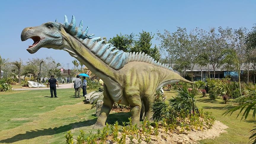 在北京主题公园-五颜六色的玻璃纤维仿真恐龙雕塑