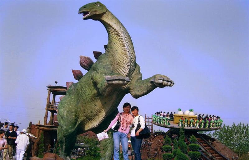 生活在泰国巨大的仿真恐龙-剑龙复制品