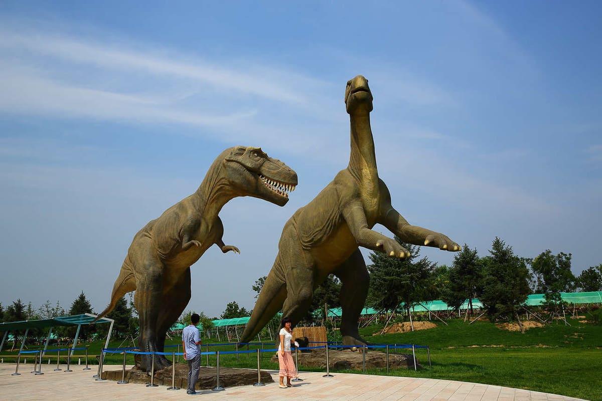 仿真恐龙大量的作为公园景点-风景线