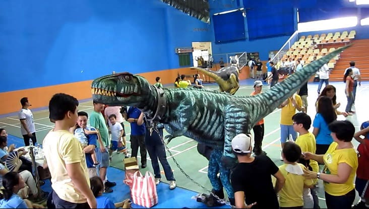 与孩子一起度假的仿真恐龙场所