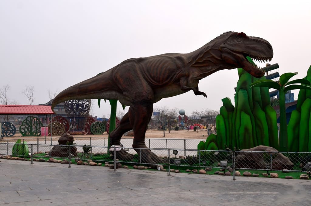夏季可以享受的仿真恐龙主题水上乐园