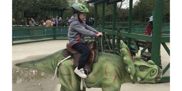可以骑乘的仿真恐龙在儿童乐园