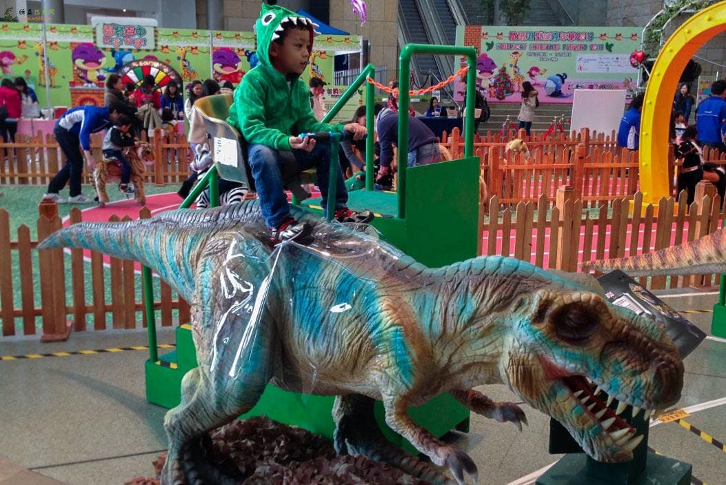 带孩子们去恐龙冒险公园看仿真恐龙